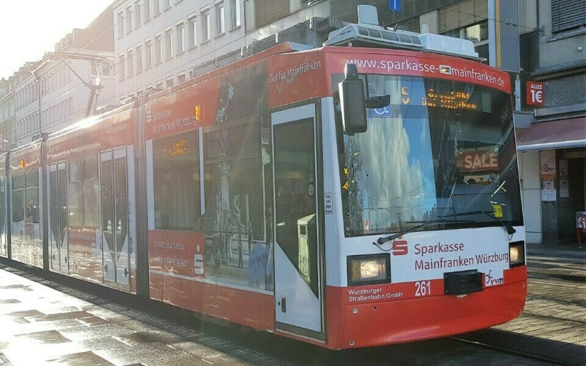 Eine Straßenbahn der Linie 5 in der Würzburger Innenstadt Eine Straßenbahn der Linie 5 in der Würzburger Innenstadt